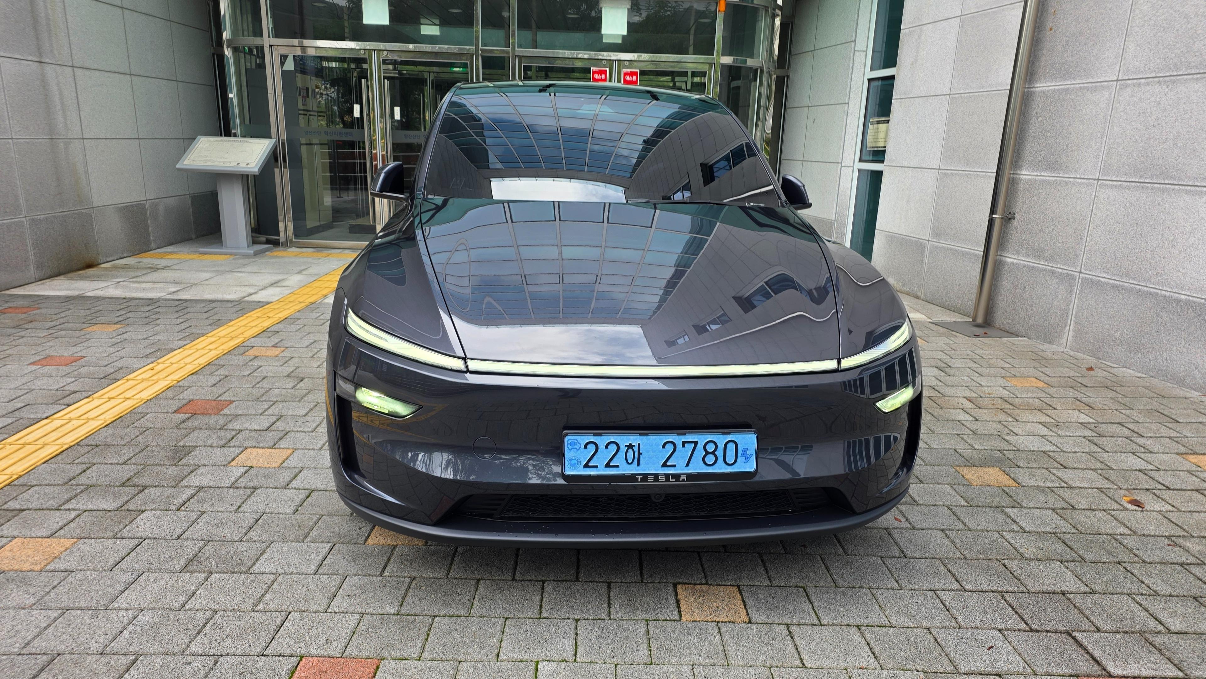 테슬라 Model Y 출고후기 전면 사진