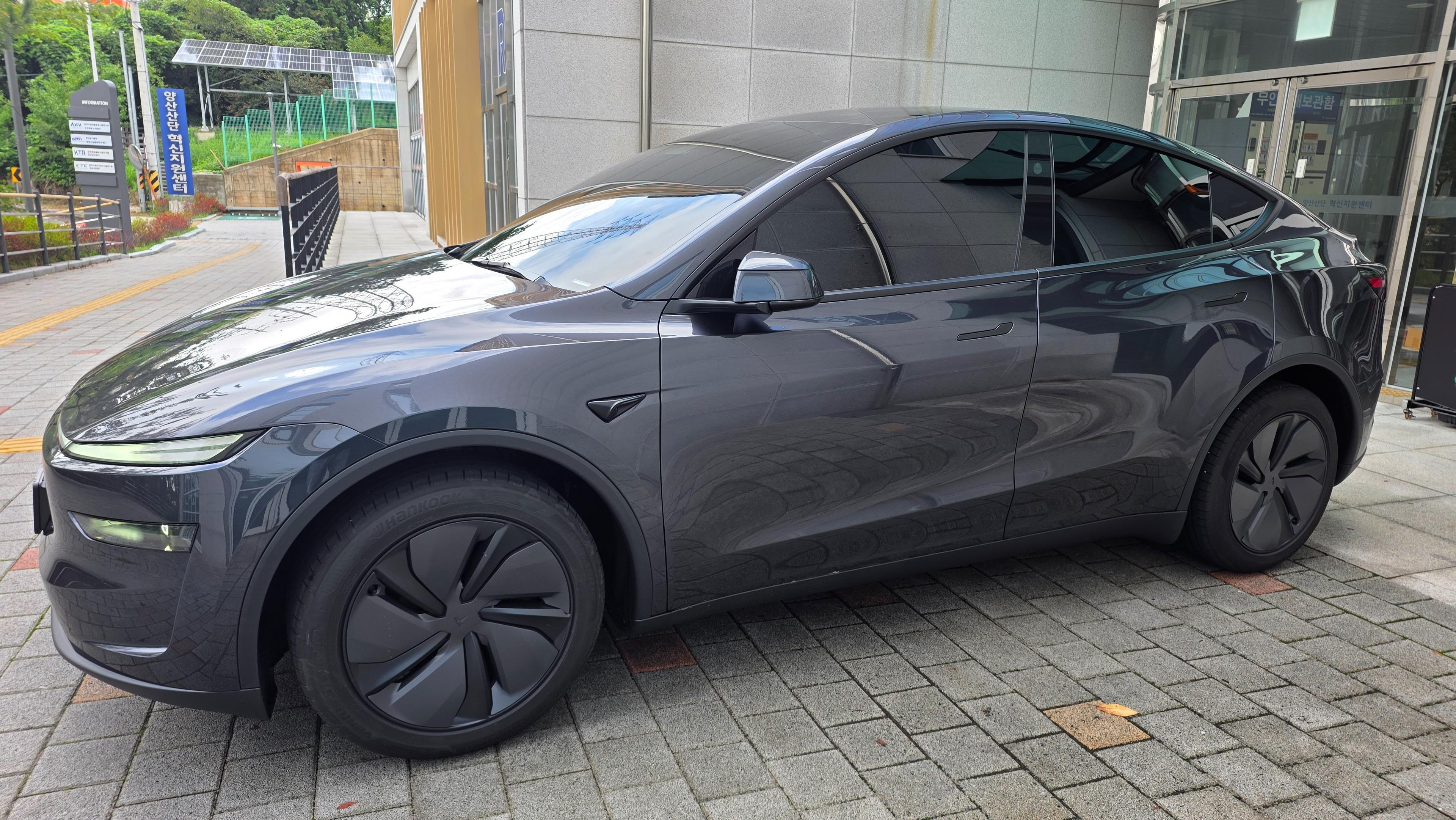 테슬라 Model Y 출고후기 옆면 사진