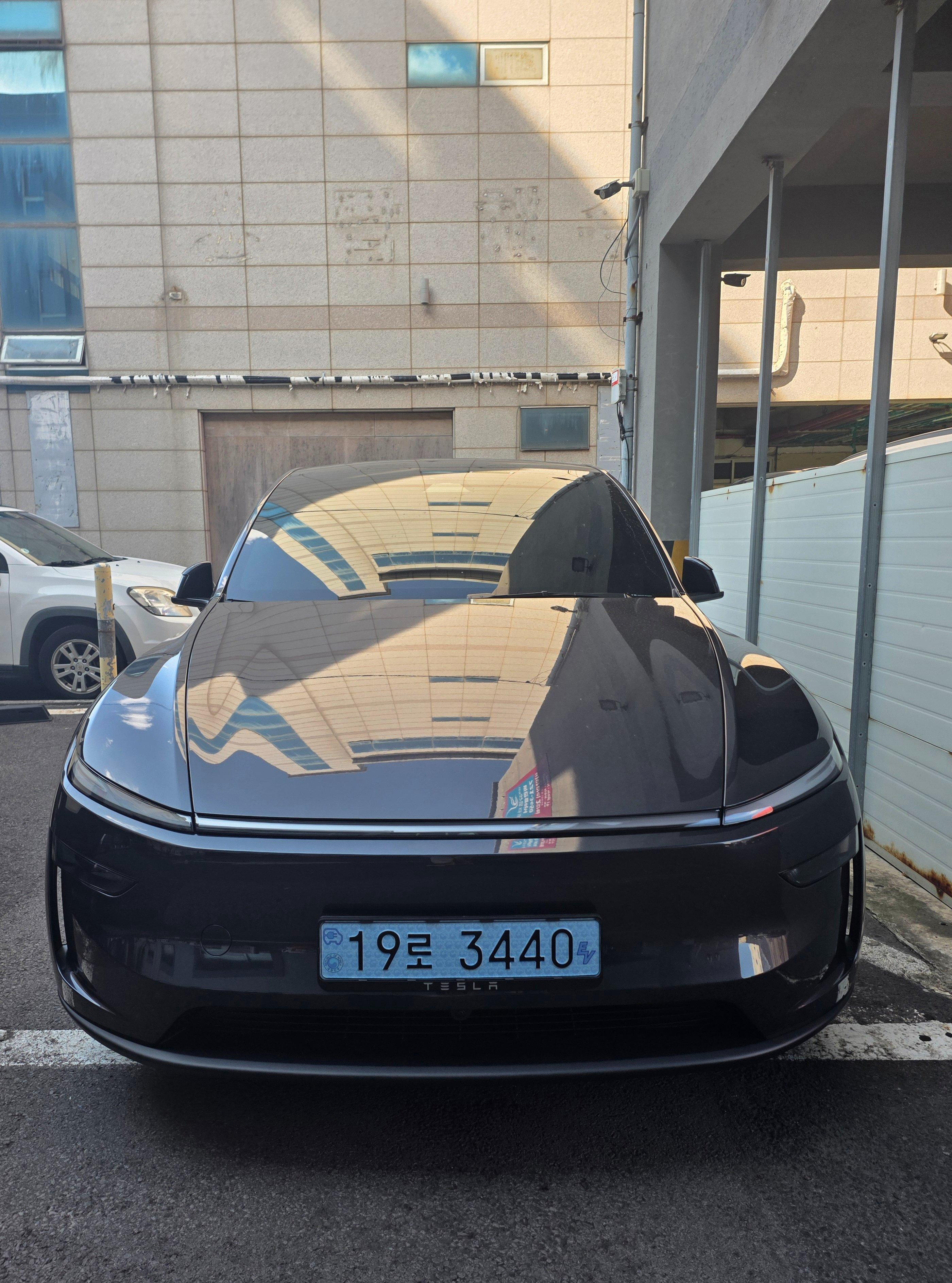테슬라 Model Y 출고후기 전면 사진