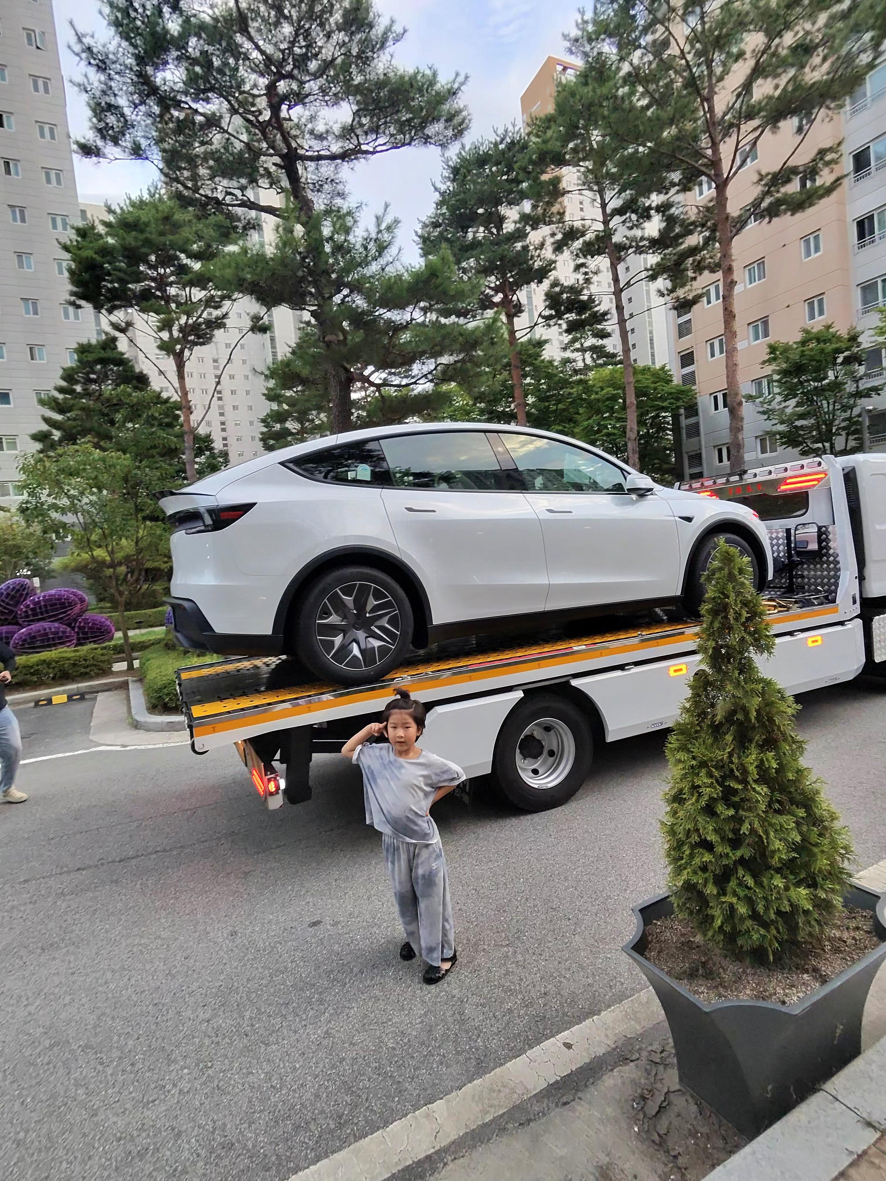 테슬라 Model Y 출고후기 옆면 사진