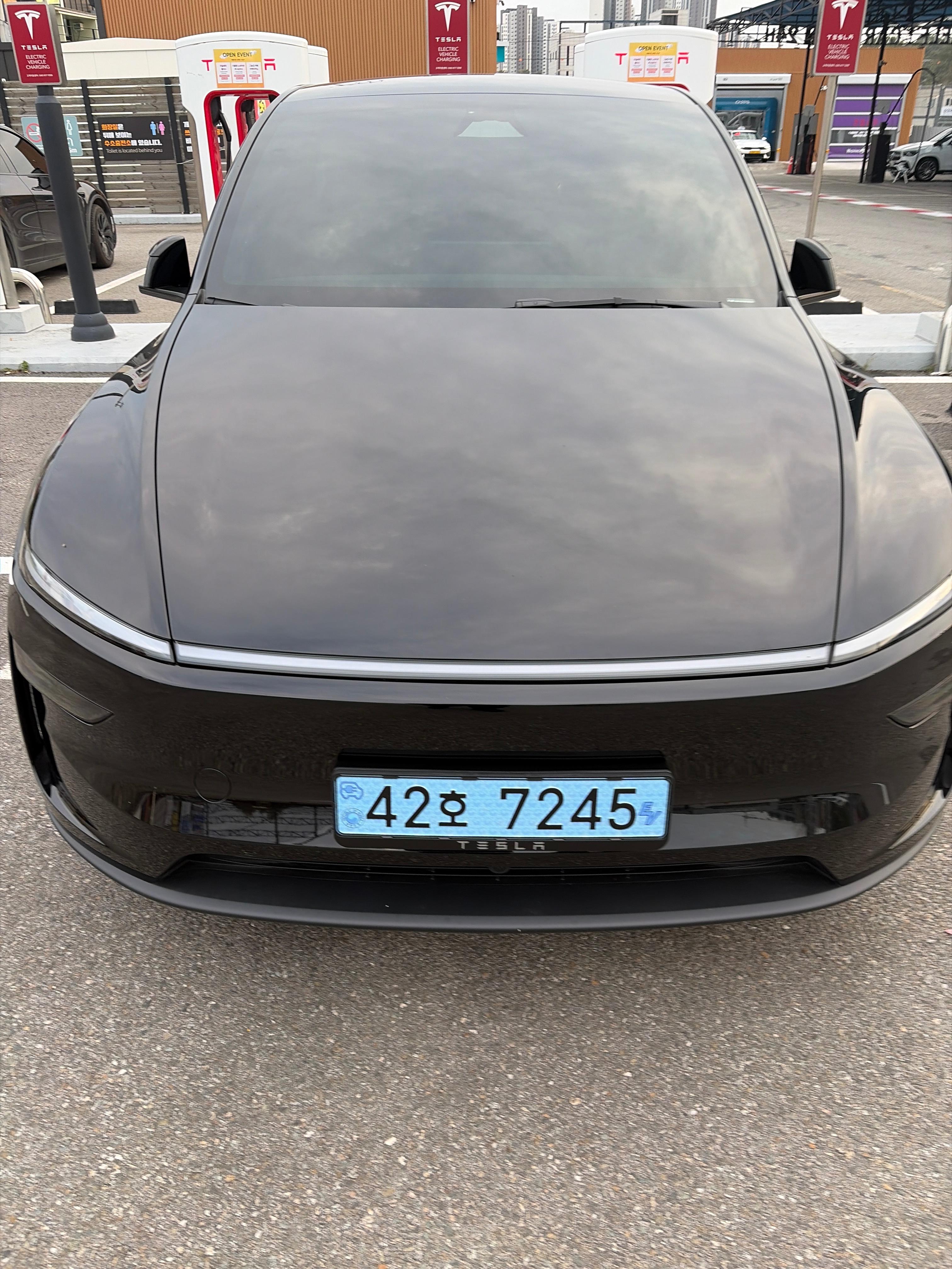 테슬라 모델 Y 출고후기 정면 사진